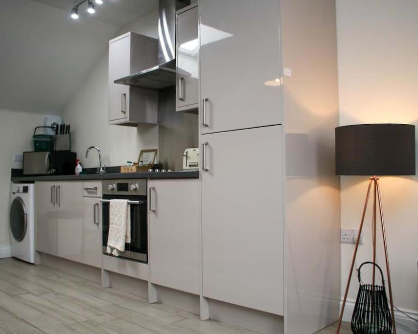 Luxe Living Guest House-Sleeps 6-Private Parking-Free Wifi-Beach-City Swansea Kültér fotó