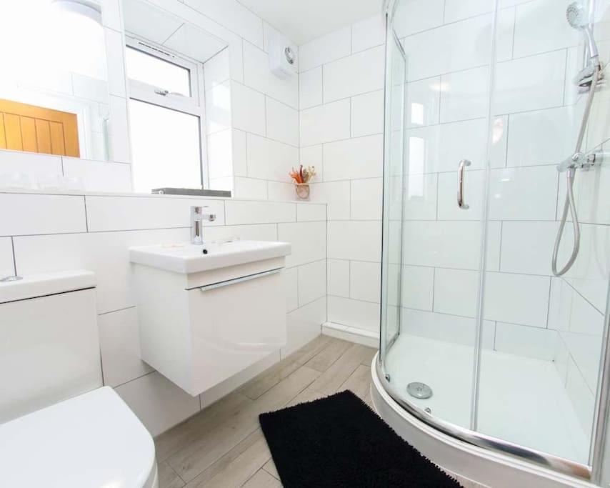 Luxe Living Guest House-Sleeps 6-Private Parking-Free Wifi-Beach-City Swansea Kültér fotó