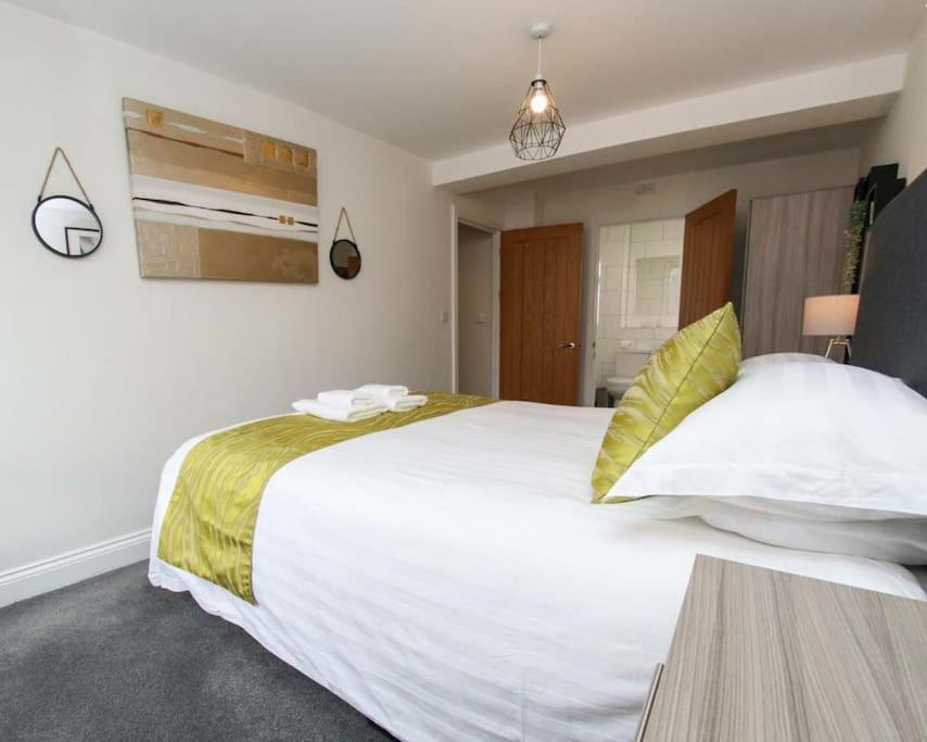 Luxe Living Guest House-Sleeps 6-Private Parking-Free Wifi-Beach-City Swansea Kültér fotó